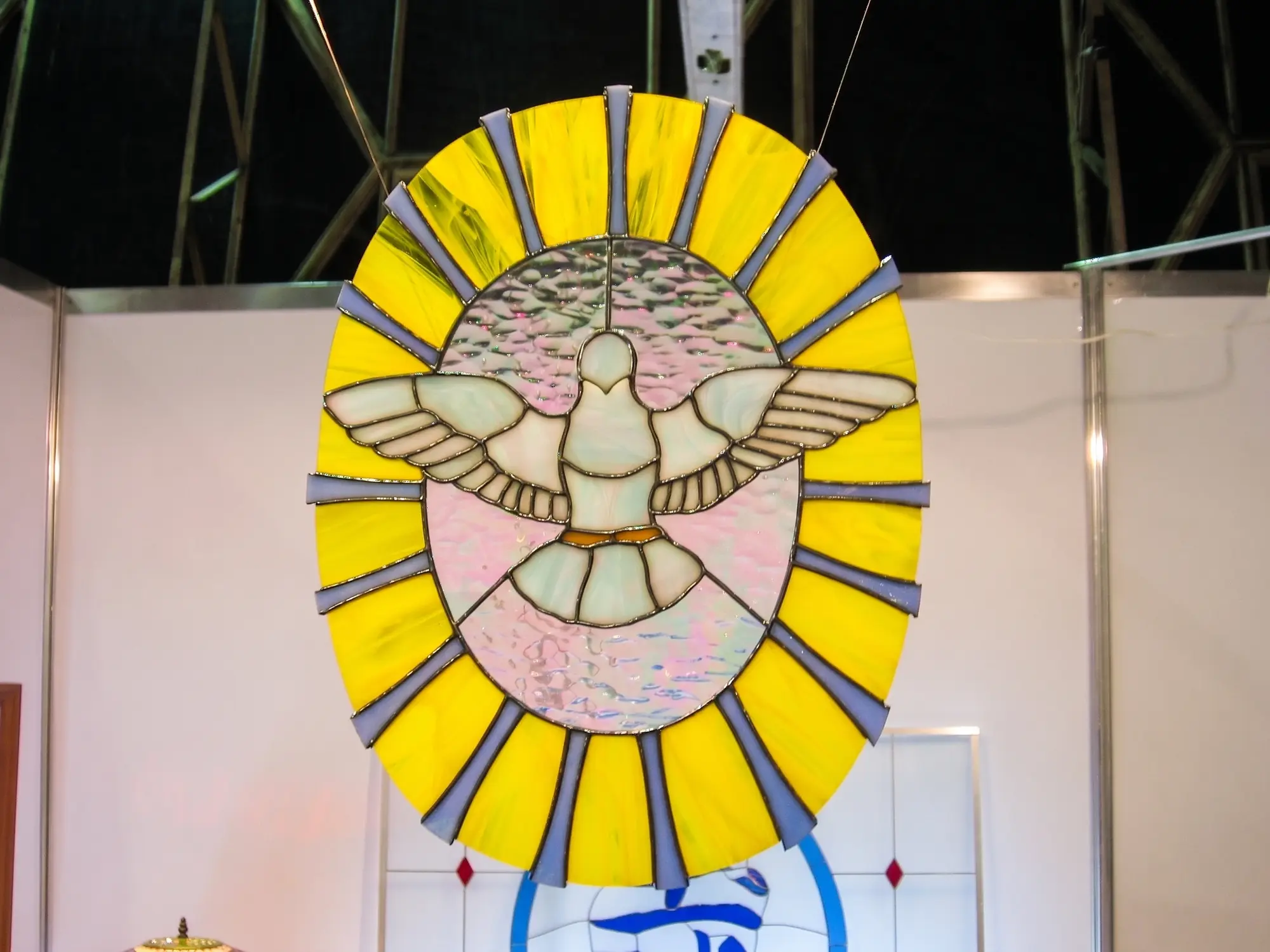 Vitral terminado con paloma y marco amarillo.