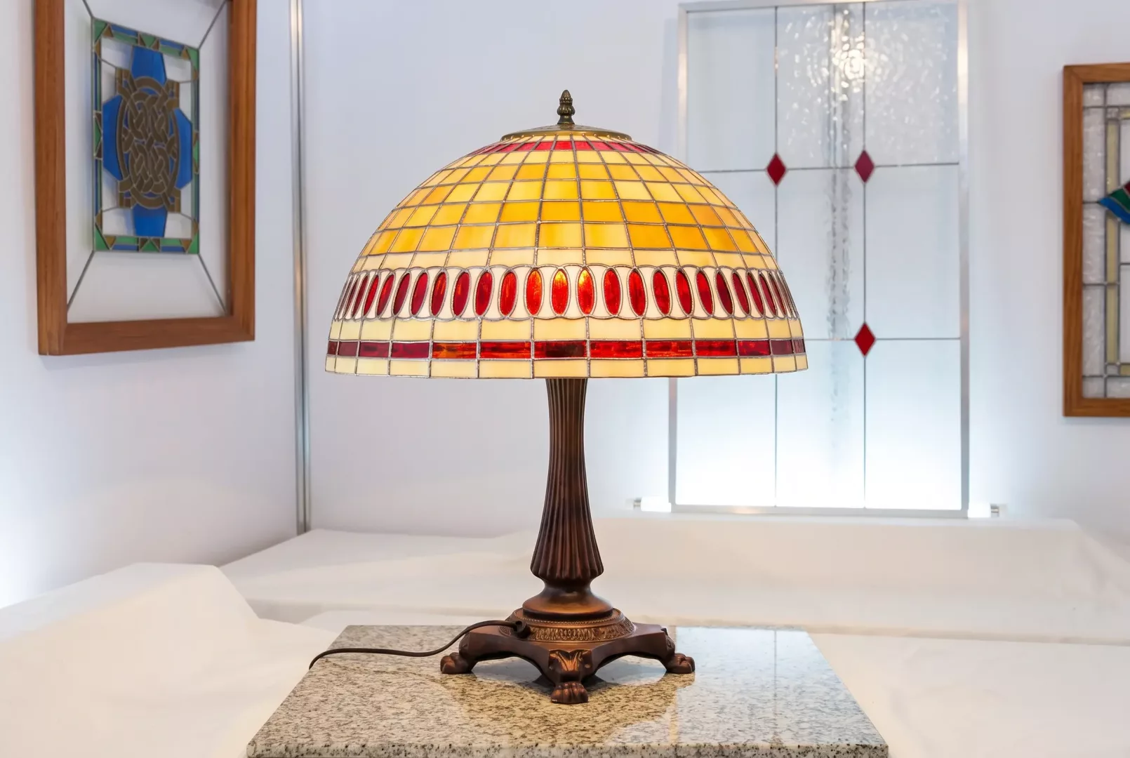 Lámpara de mesa ámbar y roja