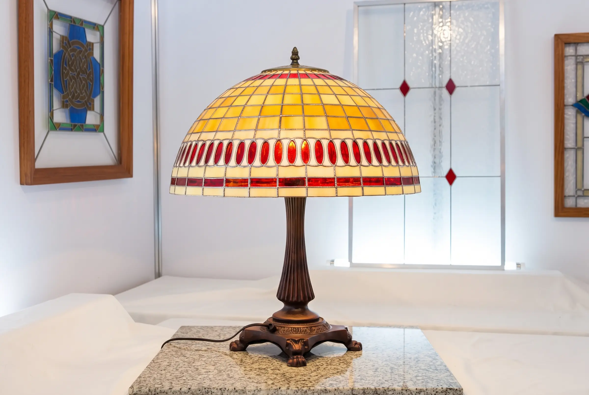 Lámpara de mesa ámbar y roja