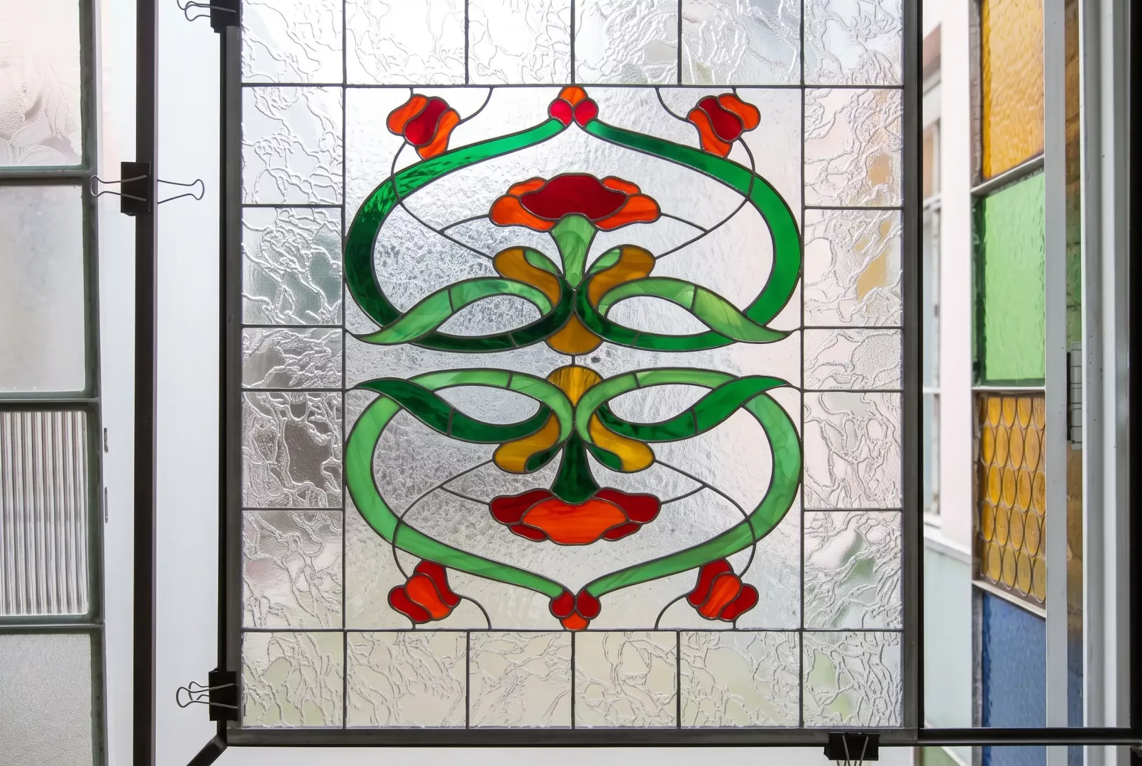 Panel floral rojo y verde