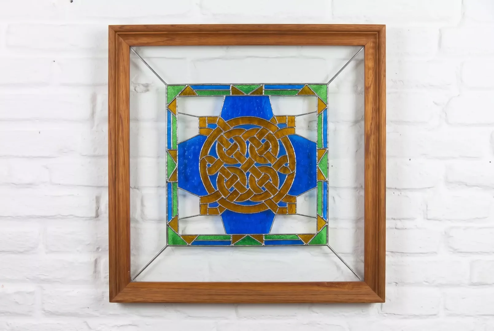 Panel geométrico azul y amarillo
