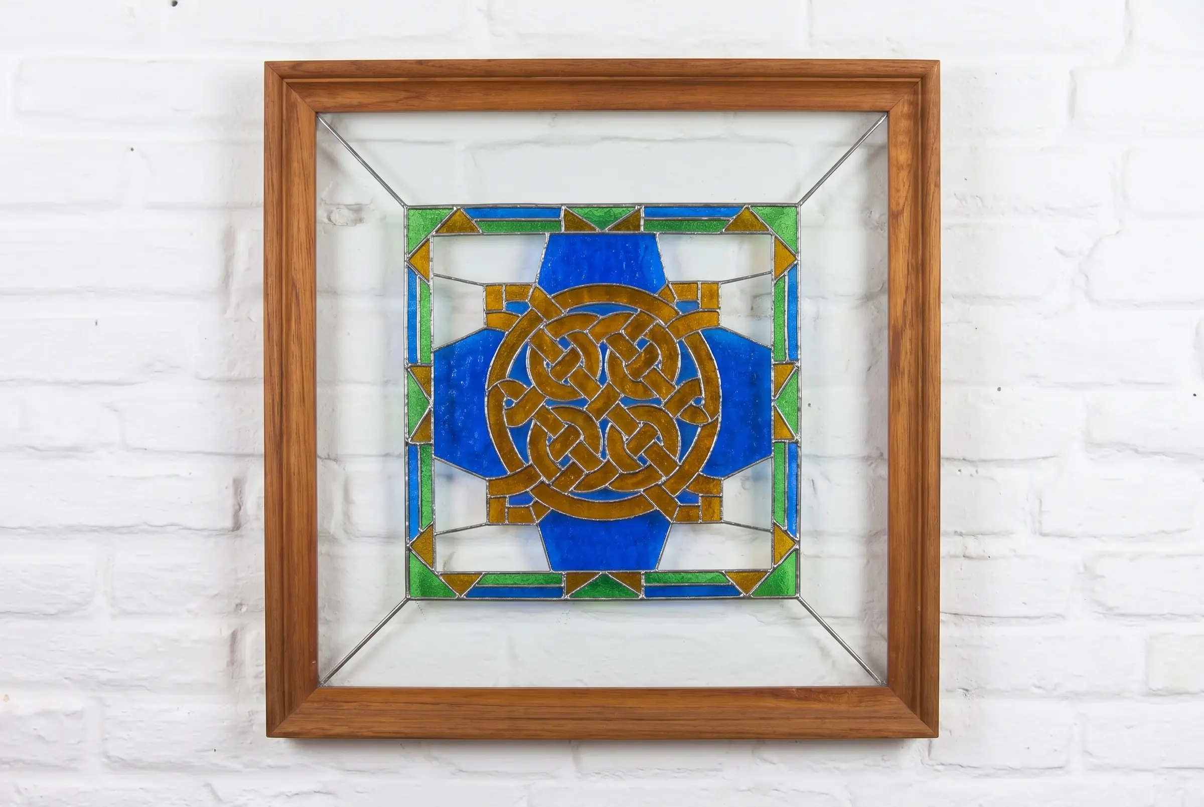 Panel geométrico azul y amarillo