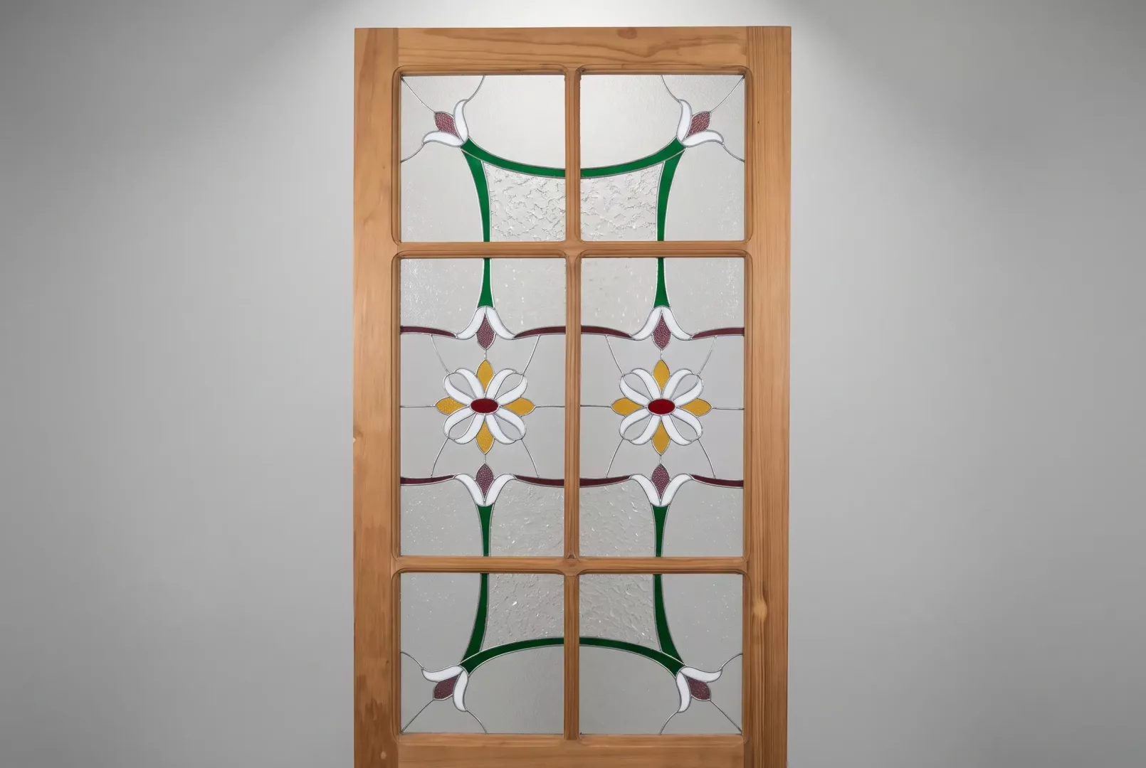 Puerta con flores blancas