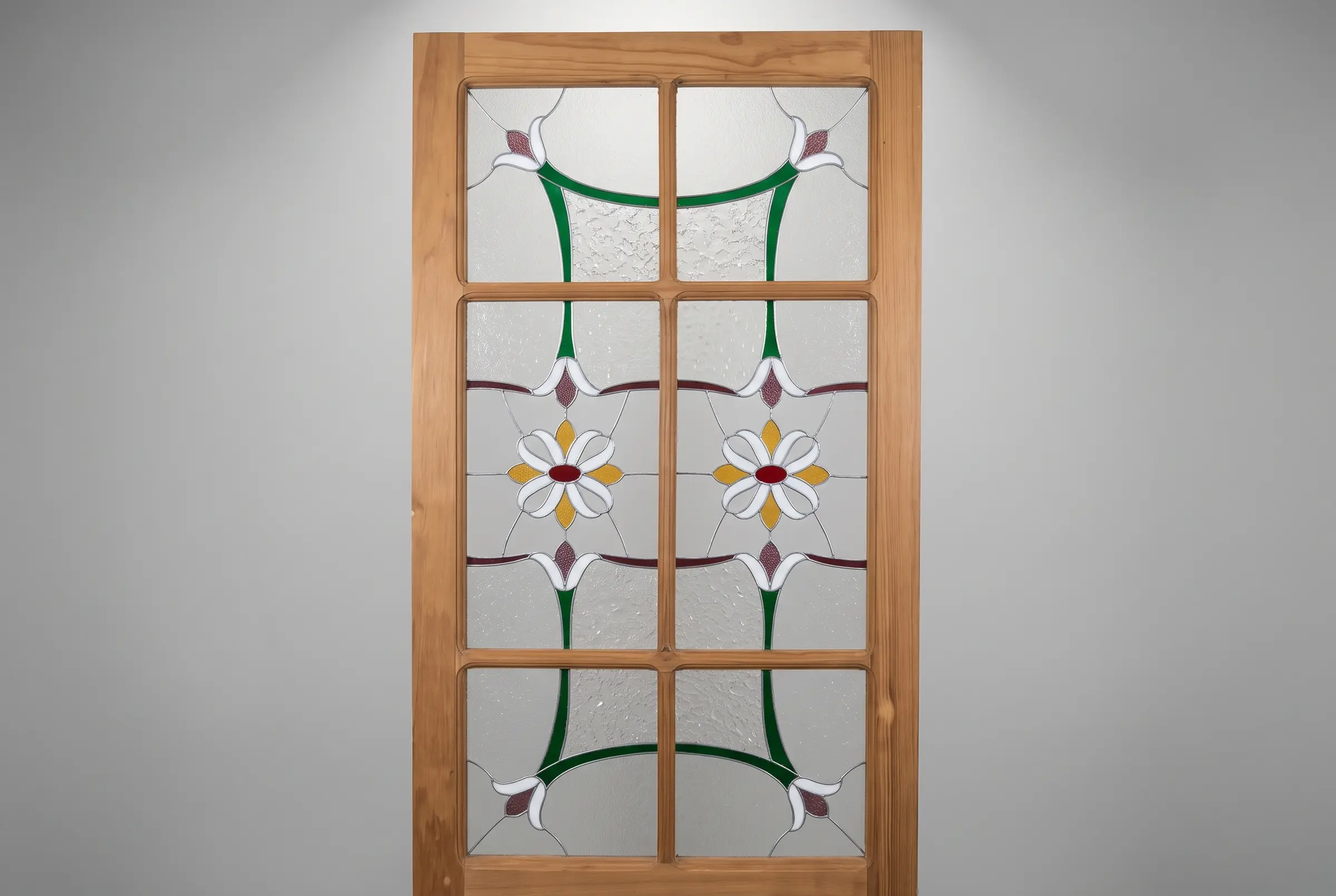 Puerta con flores blancas