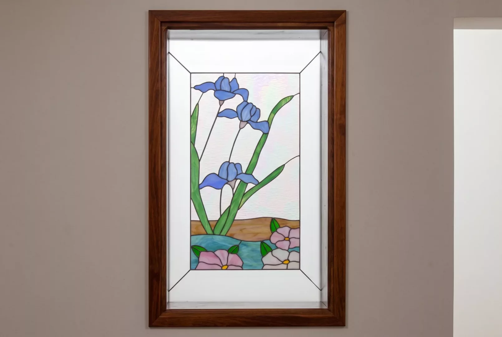 Ventana de vitral con flores azules.