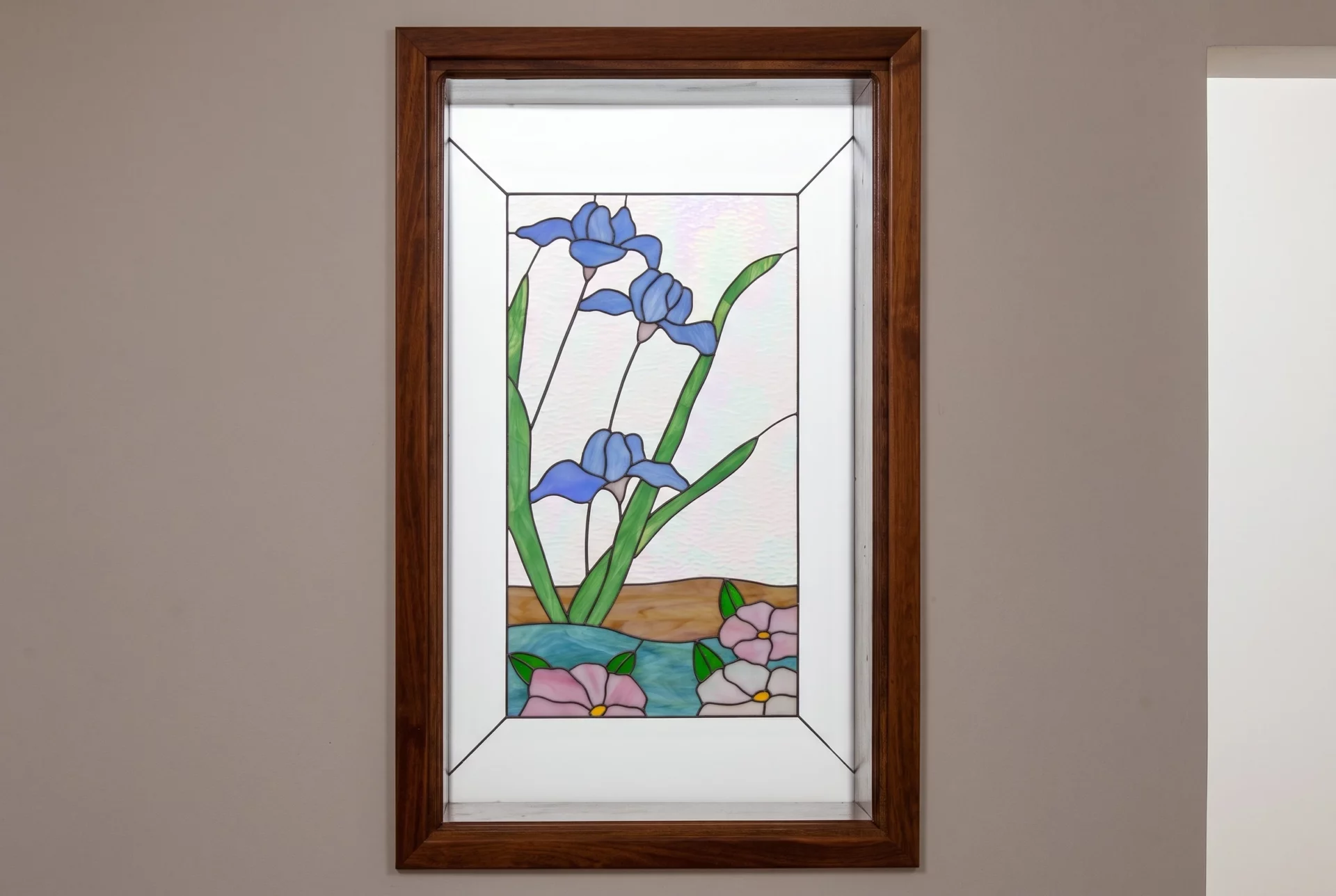 Ventana con flores azules