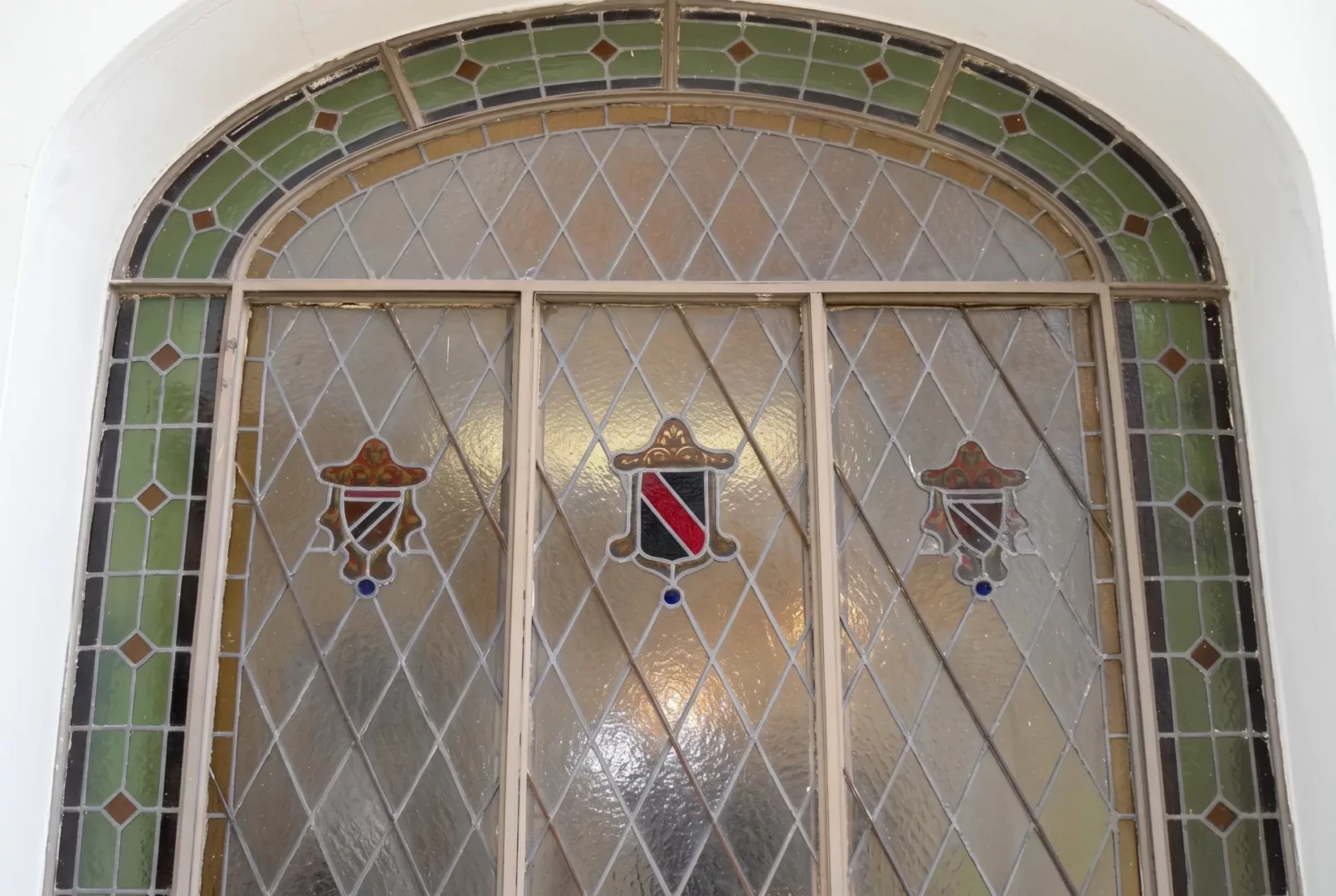 Ventana arqueada de vidrio texturado